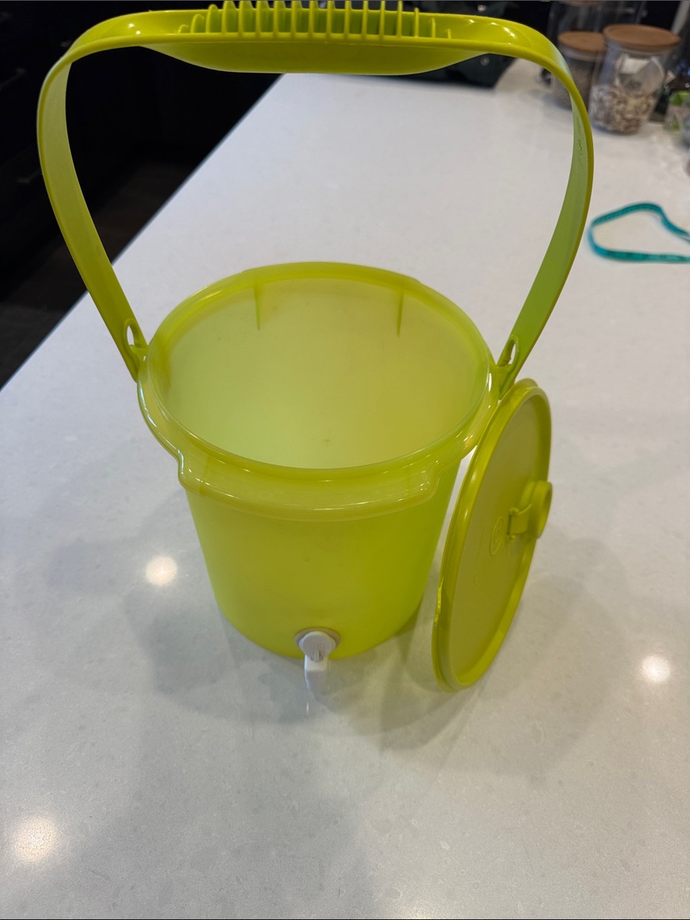 Tupperware 5 qt Yellow green Beverage Dispenser with Lid  spout Handle